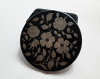 1900 BAŞLARI ÜZERİ MİNE İŞÇİLİKLİ GÜMÜŞ PUDRİYER