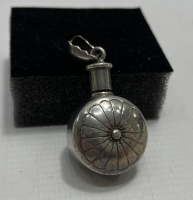 1900 BAŞLARI GÜMÜŞ KOLU ŞİŞESİ