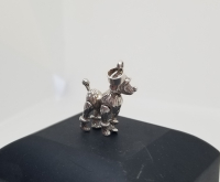 ÖZEL YAPIM KABARTMA İŞÇİLİKLİ KÖPEK FORMLU KOLYE UCU