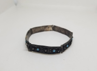 TURKUAZ TAŞLI VE KABARTMA İŞÇİLİKLİ GÜMÜŞ BİLEKLİK