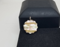 BAĞA VE SEDEF İŞÇİLİKLİ ÖZEL YAPIM OSMANLI DÖNEMİ TESLİM TAŞI FORMLU KOLYE UCU