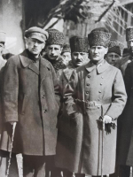 1922 MUSTAFA KEMAL ATATÜRK, RUS VE AZERİ ELÇİLERLE BÜYÜK BOY FOTOĞRAF