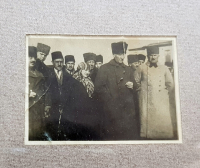 1923 TARİHLİ EDREMİT HALK EVİ ÖNÜNDE ÇEKİLMİŞ MUSTAFA KEMAL ATATÜRK VE SİLAH ARKADAŞLARI İLE LATİFE HANIM GÖRSELLİ ANTİKA FOTOĞRAF