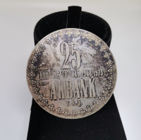 AKBANK'IN KURULUŞUNUN 25. YILI ANISINA BASTIRILMIŞ VE VERİLMİŞ BÜYÜK BOY GÜMÜŞ MADALYON