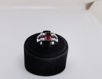 PIRLANTA VE GARNET TAŞLI ÇİFT TEKTAŞ MODELİ YÜZÜK
