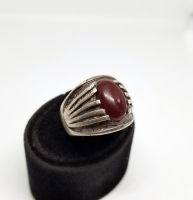 AKİK TAŞLI VE KABARTMA İŞÇİLİKLİ GÜMÜŞ YÜZÜK