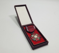 ORİJİNAL KUTUSUNDA ASKI VE KURDELASIYLA ÇOK NADİR MİNELİ GÜMÜŞ POLONYA DEVLET NİŞANI