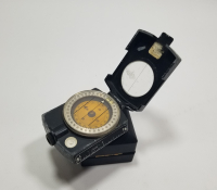 1966 TARİHLİ ORİJİNAL DERİ ÇANTASINDA AMERİKAN ASKERİ PUSULA