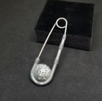 ÇENGELLİ İĞNE FORMUNDA YAPILMIŞ ASLAN BAŞLI ANTİKA İNGİLİZ BROŞ