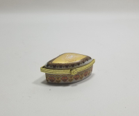 ÜZERİNDE MAŞALLAH YAZILI ANTİKA KAPAKLI PORSELEN KUTU