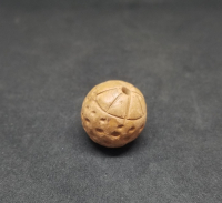 İKİ UCU DERVİŞ SİKKESİ FORMUNDA OSMANLI DÖNEMİ KABE TOPRAĞINDAN YAPILMIŞ TESPİH HABBESİ