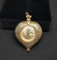 ALTIN KAPLAMA KABARTMA İŞÇİLİKLİ ÖZEL YAPIM KALP FORMLU KURMALI KOLYE SAAT