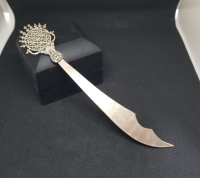 KAMA FORMUNDA YAPILMIŞ KABARTMA İŞÇİLİKLİ ANTİKA GÜMÜŞ ZARF AÇACAĞI