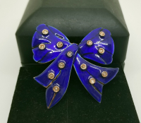 ÜZERİ ELMAS TAŞLI VE MİNELİ ÖZEL YAPIM FİYONK FORMLU BROŞ