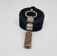 ÜZERİ DUALI KABE ANAHTARI FORMUNDA YAPILMIŞ KOLYE UCU