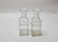 KABARTMA İŞÇİLİKLİ İKİ ADET ANTİKA ŞİŞE FORMLU VAZO