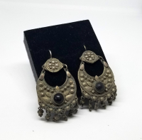 DOĞAL TAŞ VE KABARTMA İŞÇİLİKLİ ÖZEL YAPIM GÜMÜŞ KÜPE