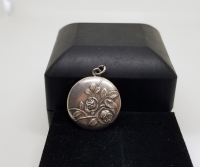 KABARTMA İŞÇİLİKLİ GÜMÜŞ KOLYE UCU