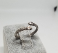 KABARTMA İŞÇİLİKLİ VE YILAN BAŞLI GÜMÜŞ YÜZÜK