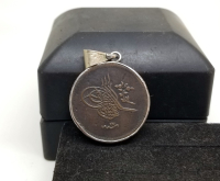 ABDÜLMECİD HAN DÖNEMİ BAKIR PARADAN YAPILMIŞ GÜMÜŞ ÇERÇEVELİ KOLYE - KOLYE UCU