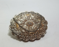 ÜZERİ ALTIN VERMEYLİ VE KABARTMA İŞÇİLİKLİ ANTİKA GÜMÜŞ DUVAR AYNASI