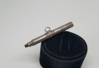 OSMANLI DÖNEMİ GÜMÜŞ KÖSTEK SALLAMASI FORMUNDA CEP SAATİ KURMA ANAHTARI