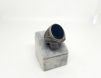 SİYAH AKİK TAŞLI KABARTMA İŞÇİLİKLİ GÜMÜŞ YÜZÜK