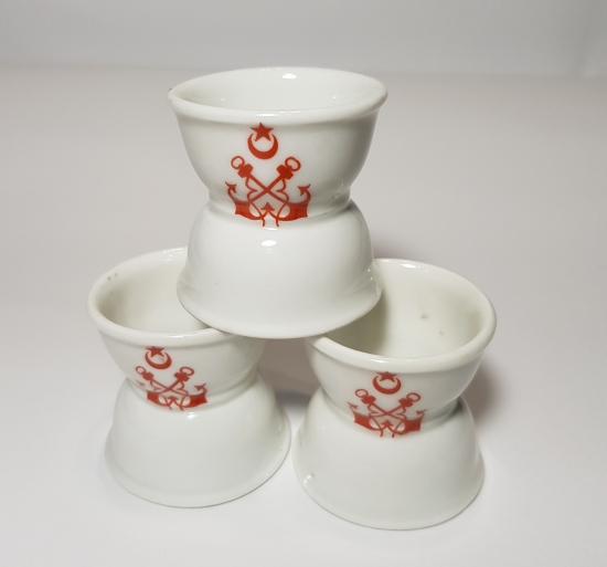 OSMANLI DÖNEMİ, AY YILDIZLI, DENİZCİ AMBLEMLİ ÜÇ ADET PORSELEN PEÇETELİK