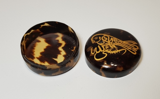 ÜZERİNDE KUŞ FORMLU ALTIN YAZILI HAT BULUNAN NADİR BAĞA KARANFİLLİK