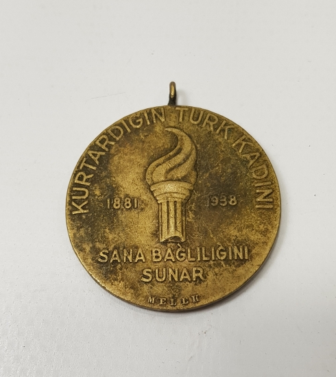 ATATÜRK 10 KASIM 1938 KURTARDIĞIN TÜRK KADINI SANA BAĞLILIĞINI SUNAR MADALYON