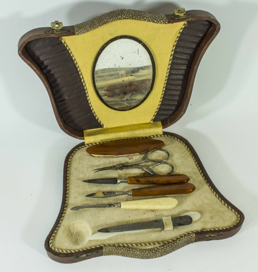 KUTUSUNDA MAKYAJ BAKIM SETİ 