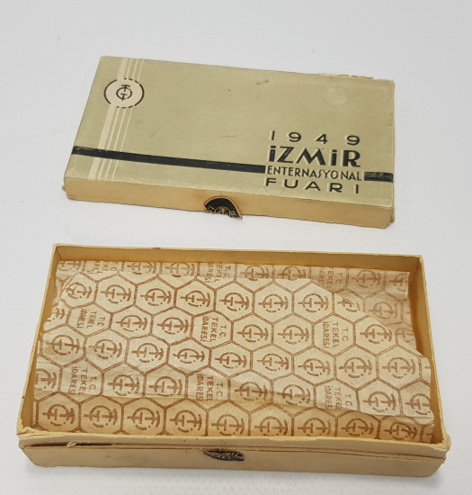 1949 YILI İZMİR ENTERNASYONEL FUARI ANISINA YAPILMIŞ İÇİ DOLU SİGARA KUTUSU
