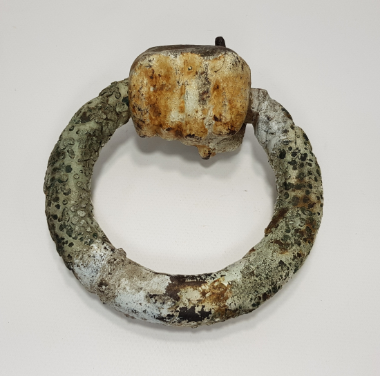 OSMANLI DÖNEMİ EL VE ÇELENK ŞEKLİNDE NADİR FORMDA KAPI TOKMAĞI