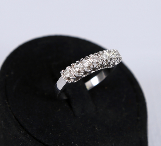 ÜZERİNDE 7 ADET PIRLANTA BULUNAN PLATİN YÜZÜK