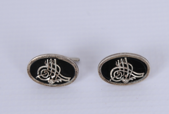 TUĞRA MOTİFLİ OLTU TAŞLI BİR ÇİFT GÜMÜŞ KOL DÜĞMESİ