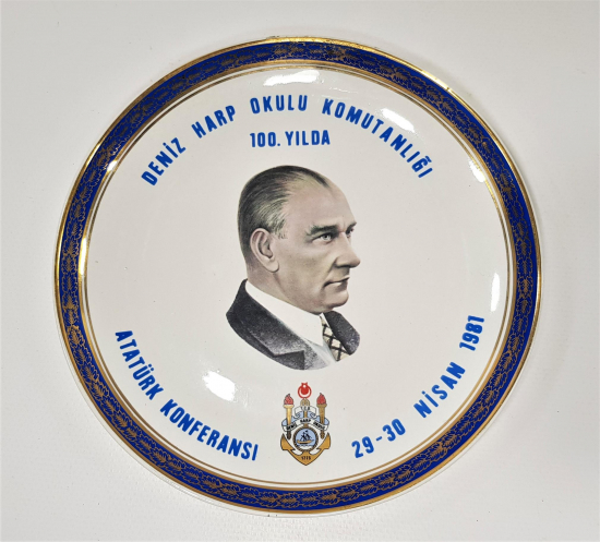 1981 DENİZ HARP OKULU KOMUTANLIĞI ATATÜRK TEMALI PORSELEN TABAK 