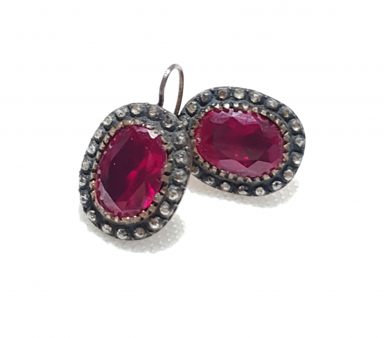 LAL TAŞI VE ELMASLARLA SÜSLÜ BİR ÇİFT KÜPE 