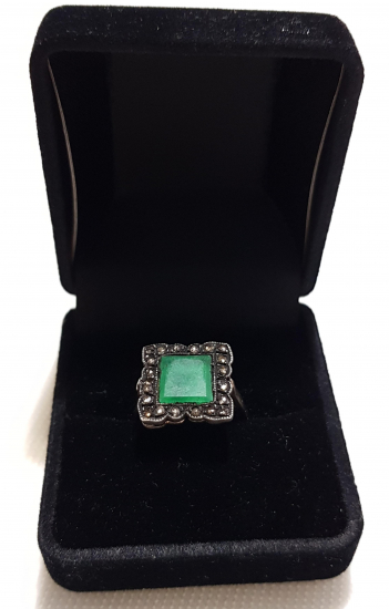 ZÜMRÜT VE ELMASLARLA SÜSLÜ YÜZÜK 