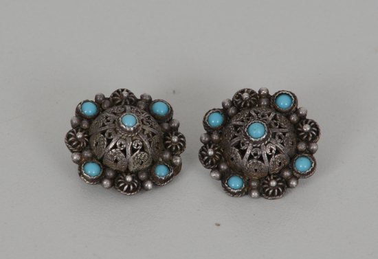 OSMANLI DÖNEMİ TURKUAZ TAŞLI, GÜVERSE VE TELKARİ İŞÇİLİKLİ GÜMÜŞ KÜPE