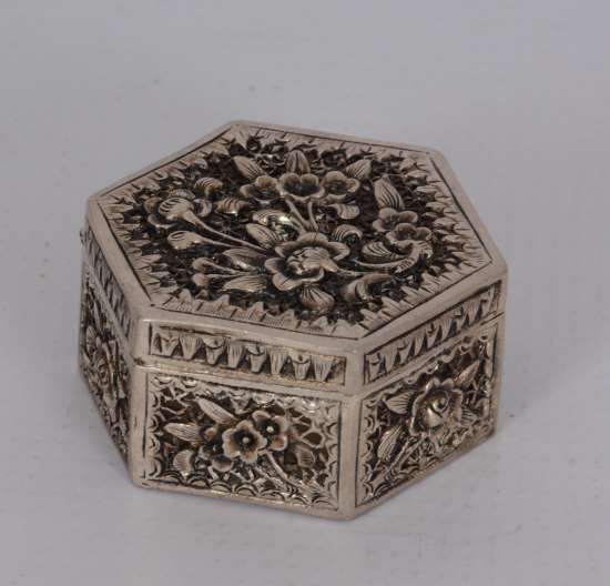 UZAKDOĞU KABARTMA İŞÇİLİKLİ ÇİÇEK DESENLİ MÜCEVHER KUTUSU 