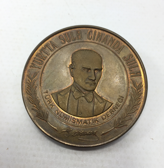 ATATÜRK'ÜN 100. DOĞUM YILINA ÖZEL TÜRK NÜMİSMATİK DERNEĞİNİN BASTIRDIĞI ÇİL KONDİSYONDA HATIRA MADALYON