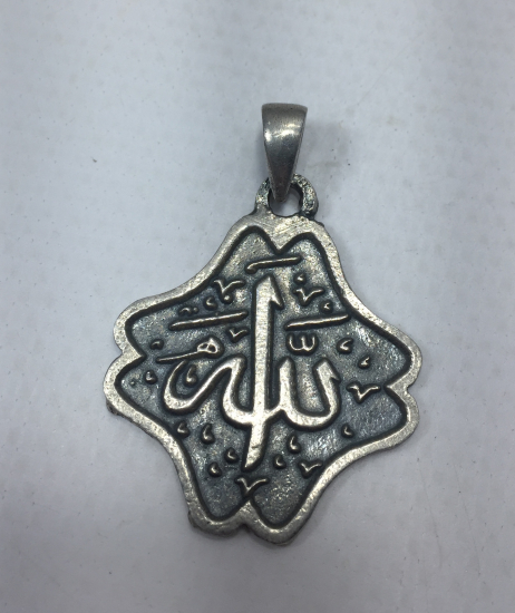 ÜZERİNDE ALLAH YAZILI YAPRAK FORMUNDA GÜMÜŞ KOLYE UCU