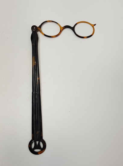 OSMANLI DÖNEMİ BAĞA ÇERÇEVELİ VE TUTAMAÇLI BAYAN GÖZLÜK 