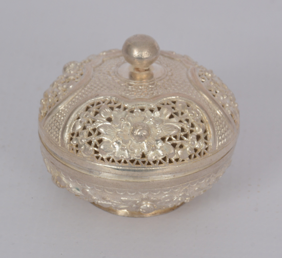 KESME VE KABARTMA ÇİÇEK DESENLERİYLE SÜSLÜ GÜMÜŞ MÜCEVHER KUTUSU