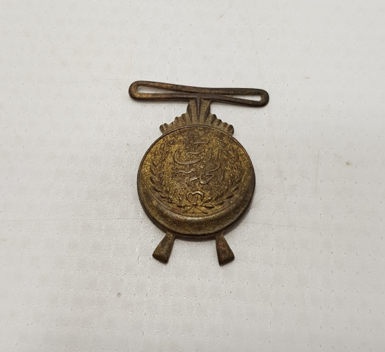 1928 TARİHLİ HİLAL MOTİFLİ VE ARAPÇA YAZILI MİNİ MADALYA