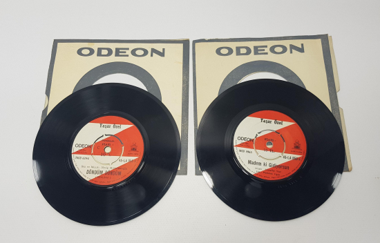 SANATÇI YAŞAR ÖZEL'E AİT İKİ ADET 45'LİK PLAK 