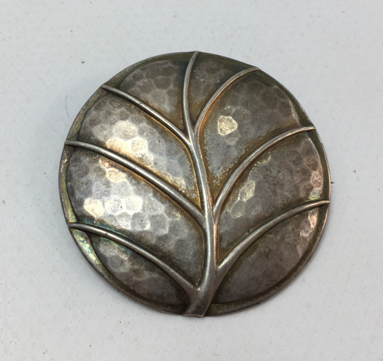 ÖZEL YAPIM EL DÖVME GÜMÜŞ YAPRAK FORMUNDA BROŞ