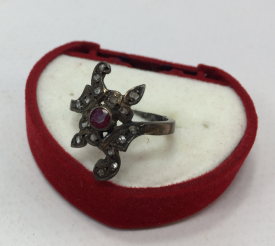 ÜZERİ ELMAS VE YAKUT TAŞLARLA SÜSLENMİŞ YÜZÜK