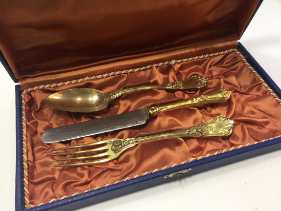 OSMANLI DÖNEMİ KUTUSUNDA ÇOK NADİR TUĞRALI VE SAH DAMGALI GÜMÜŞ ÜZERİ ALTIN KAPLAMA YEMEK TAKIMI