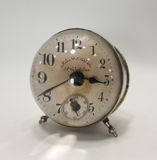 OSMANLICA YAZILI BÜYÜTEÇLİ MASA SAATİ 